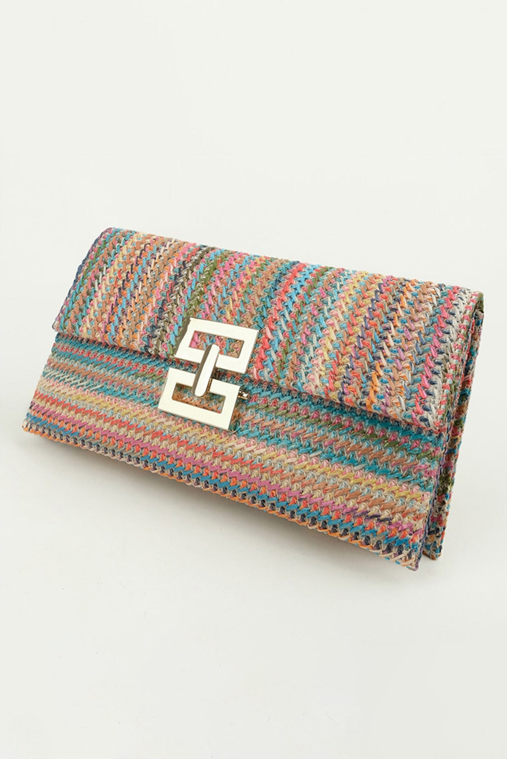 Clutch con solapa y cierre de metal tejido beige