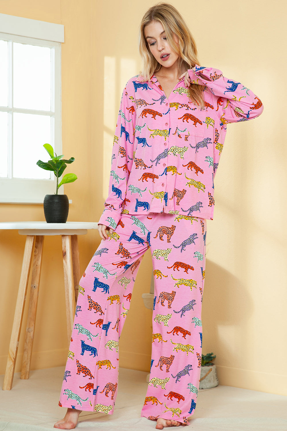 Conjunto de pijama de camisa con estampado de guepardo rosa y pantalones anchos