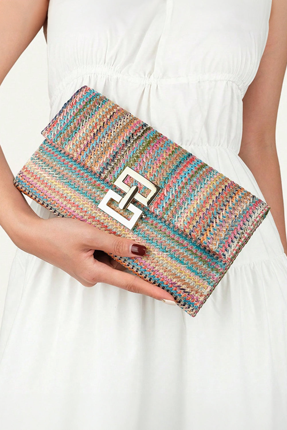 Clutch con solapa y cierre de metal tejido beige