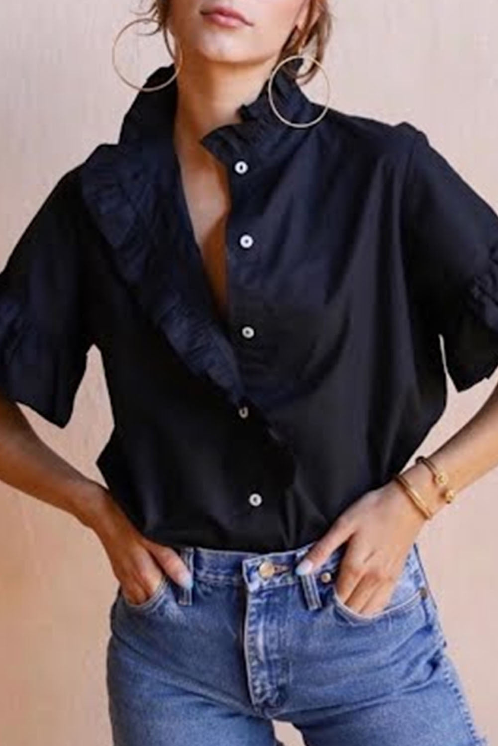 Blusa con cuello con volante y botones con detalle de volante liso azul